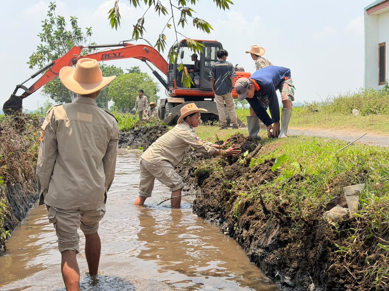 Laskar Gerindra Jatim Datangkan Alat Berat Untuk Normalisasi  Aliran Sungai Untuk Sawah Para Petani